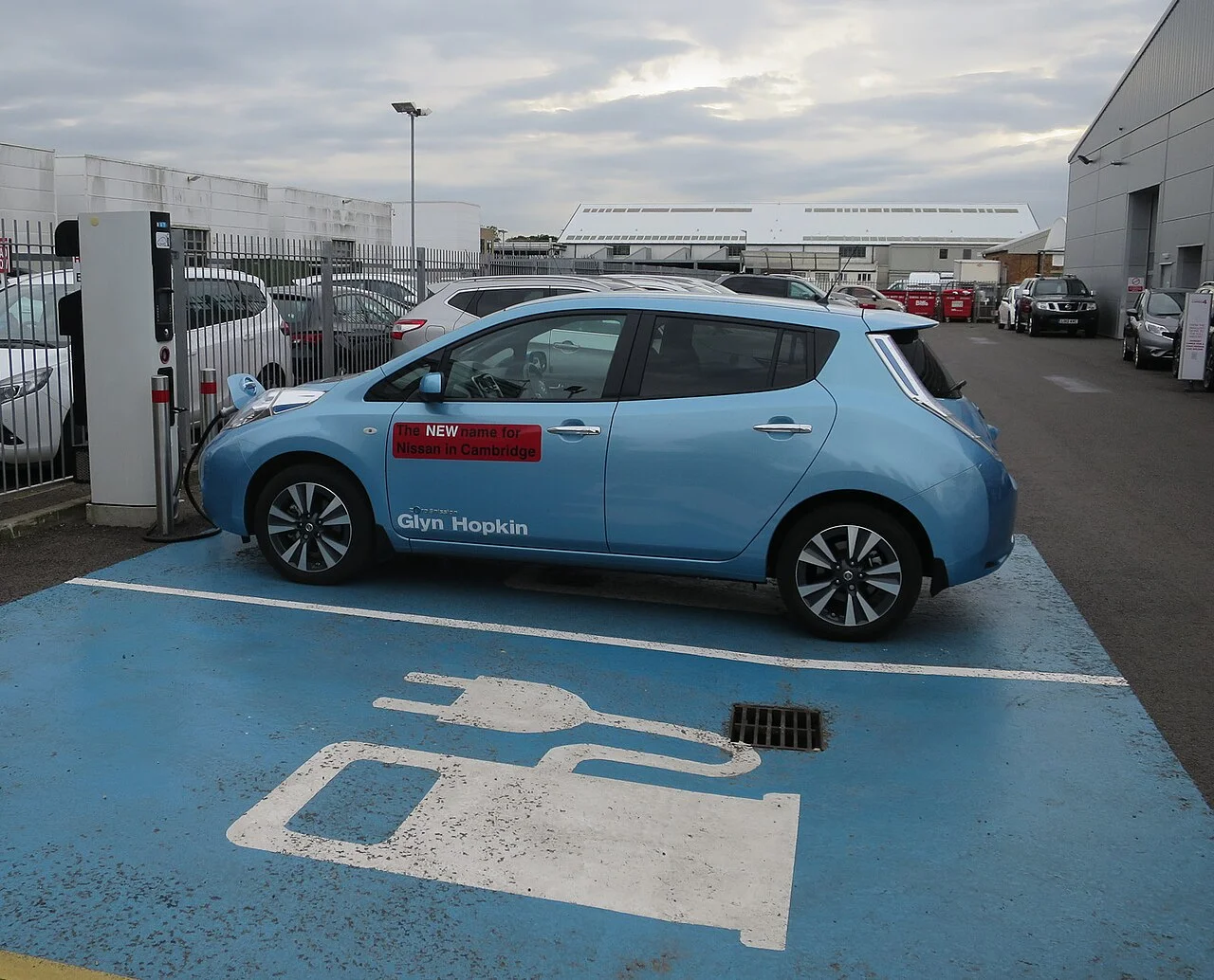 Электромобиль Nissan Leaf заряжается на парковке