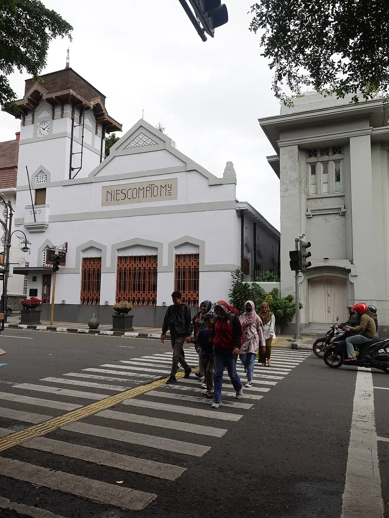 Пешеходы переходят «зебру» на улице Jalan Asia Afrika в Бандунге