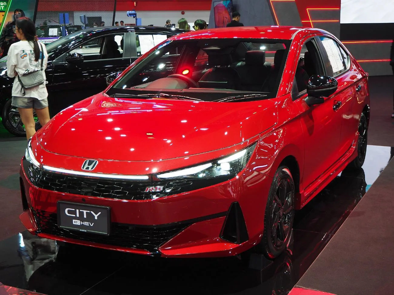 Honda City e:HEV RS 2026 berwarna merah di pameran kereta