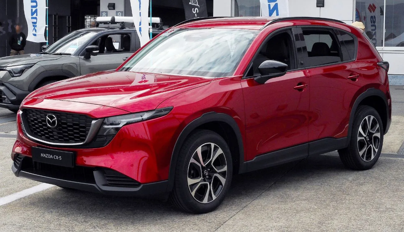 Mazda CX-5 generasi ketiga berwarna merah, salah satu kereta baharu dalam senarai harga kereta Malaysia 2026