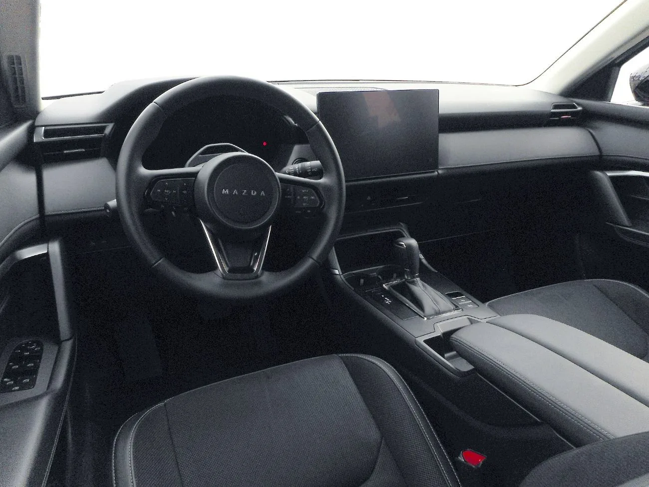 Kabin Mazda CX-5 generasi ketiga dengan skrin besar di tengah papan pemuka