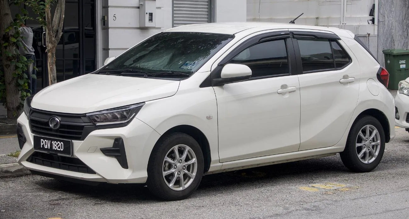 Perodua Axia generasi kedua berwarna putih diletakkan di tepi jalan