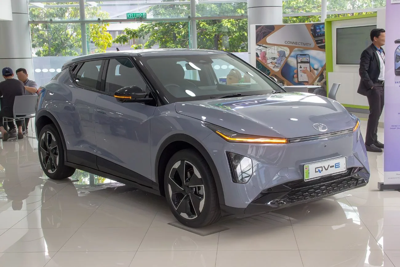 Perodua QV-E berwarna kelabu di bilik pameran