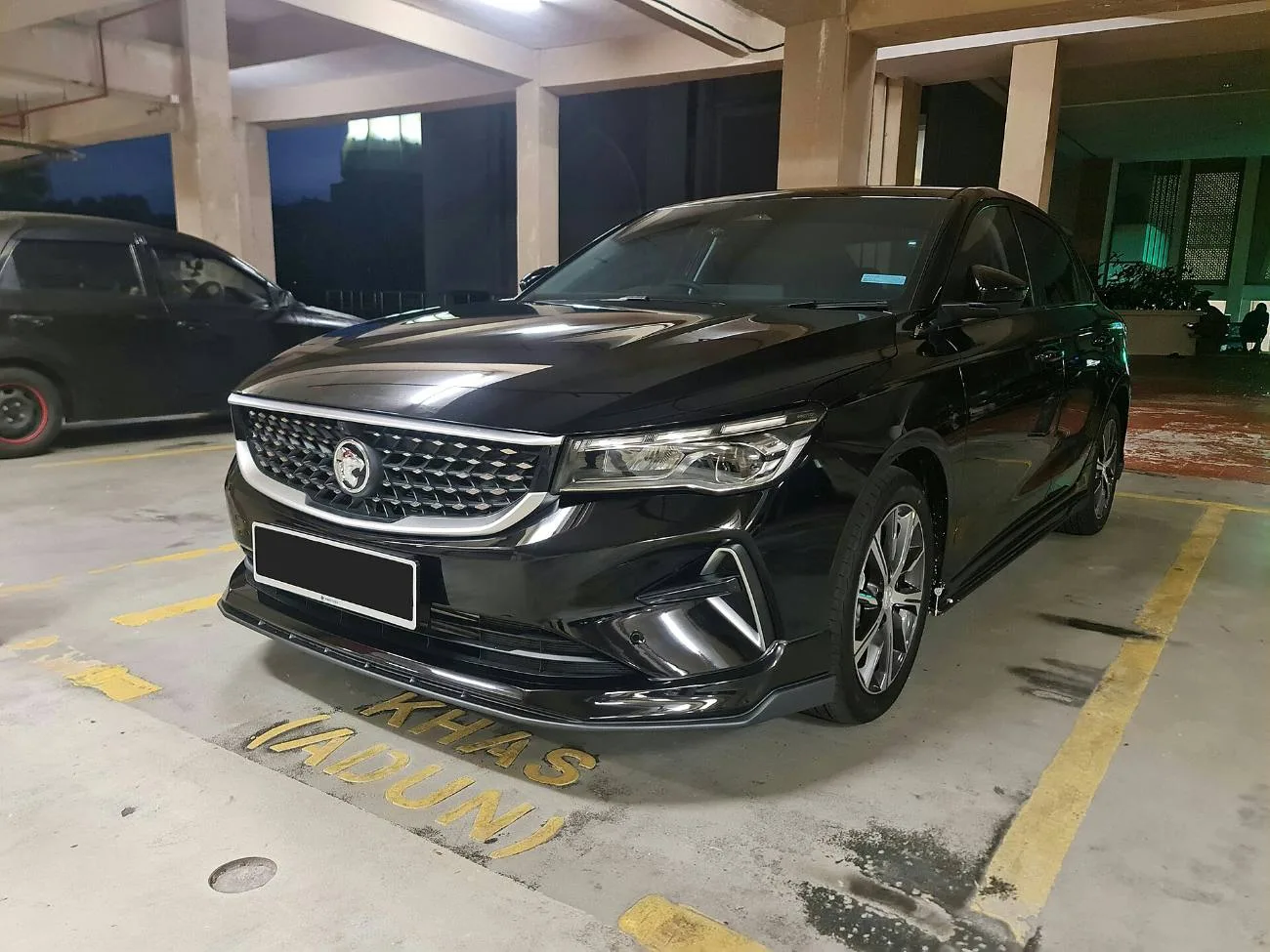 Proton S70 berwarna hitam diletakkan di tempat letak kereta