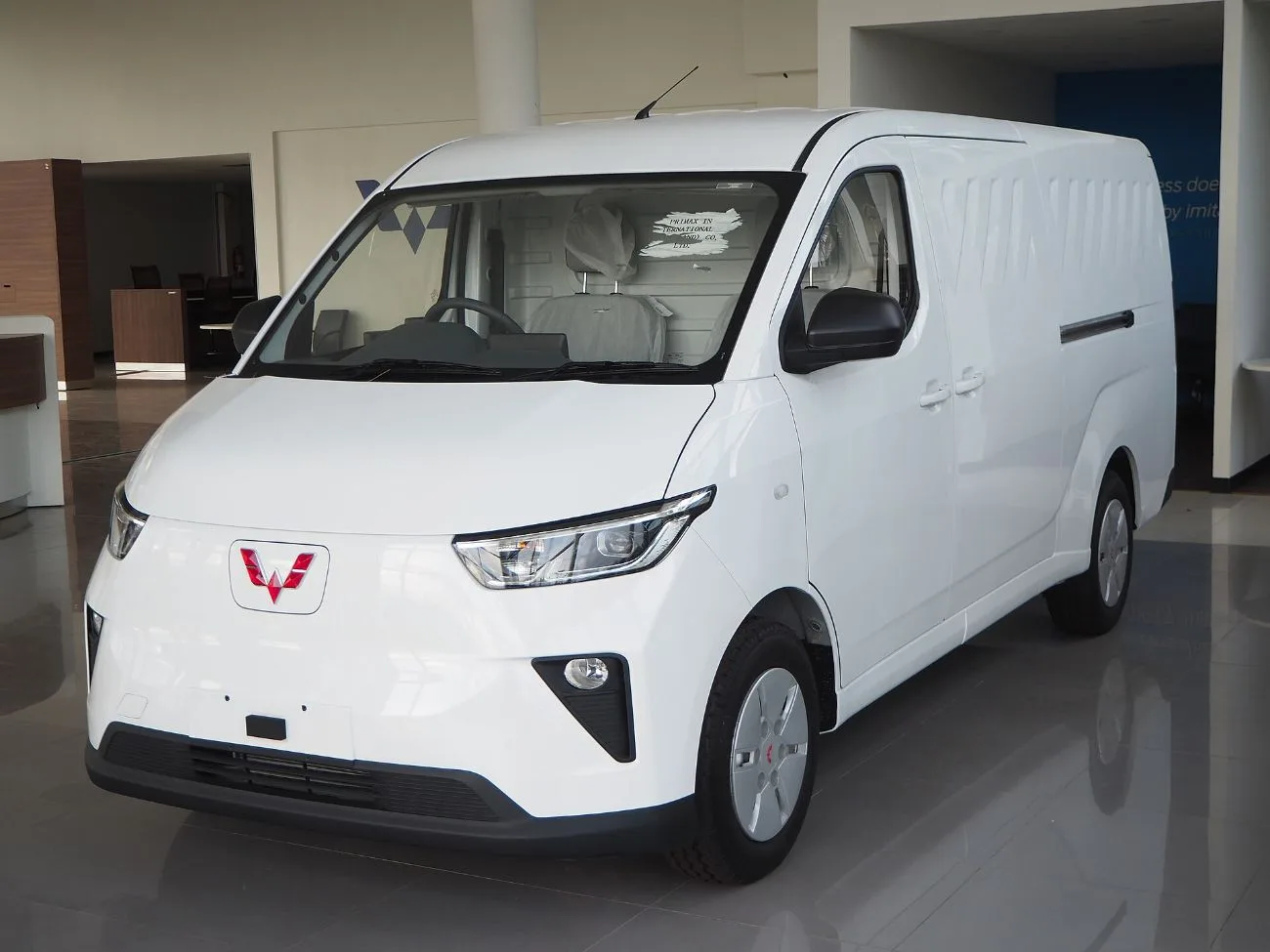 Van elektrik Wuling Porta EV berwarna putih di bilik pameran