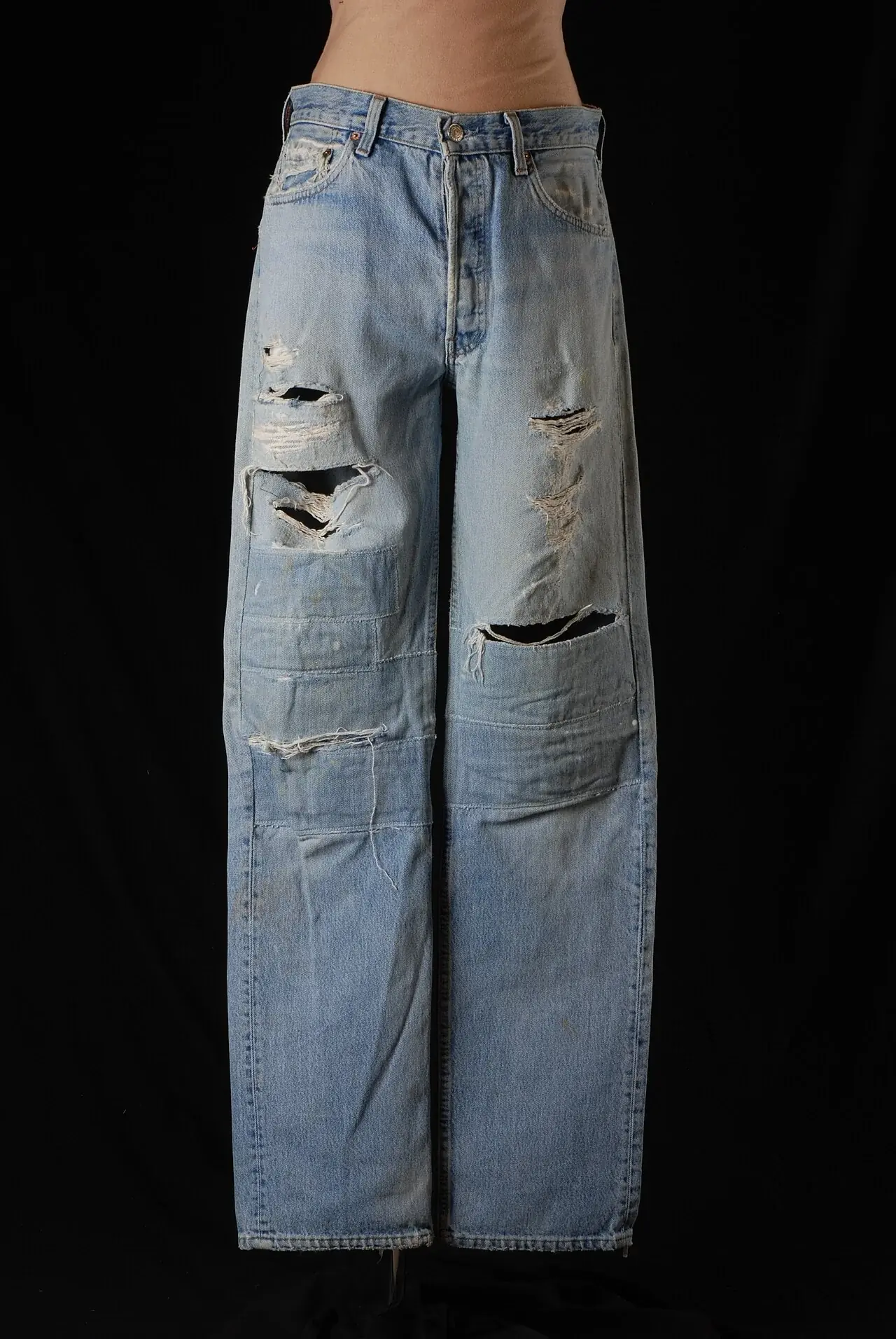 一条褪色的蓝色 Levi's 501 牛仔裤