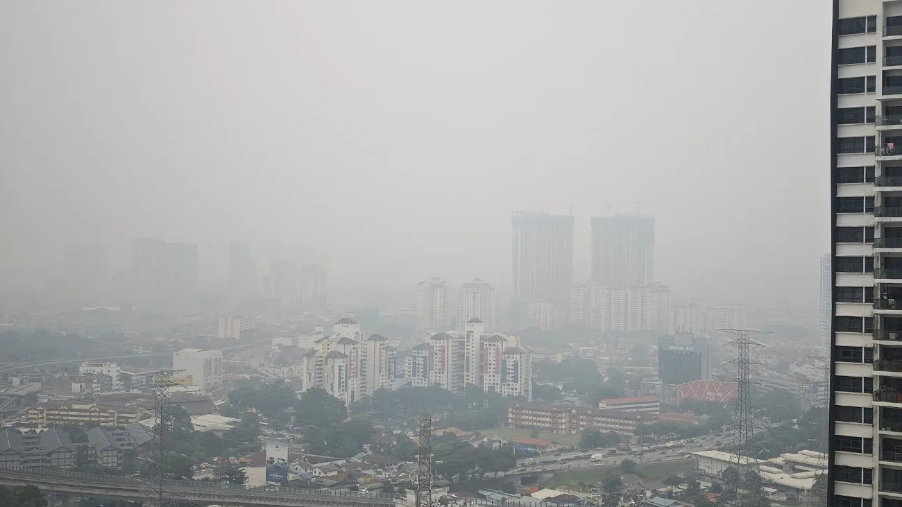 Langit Kuala Lumpur diselubungi jerebu tebal pada September 2026, bangunan di kejauhan hampir tidak kelihatan