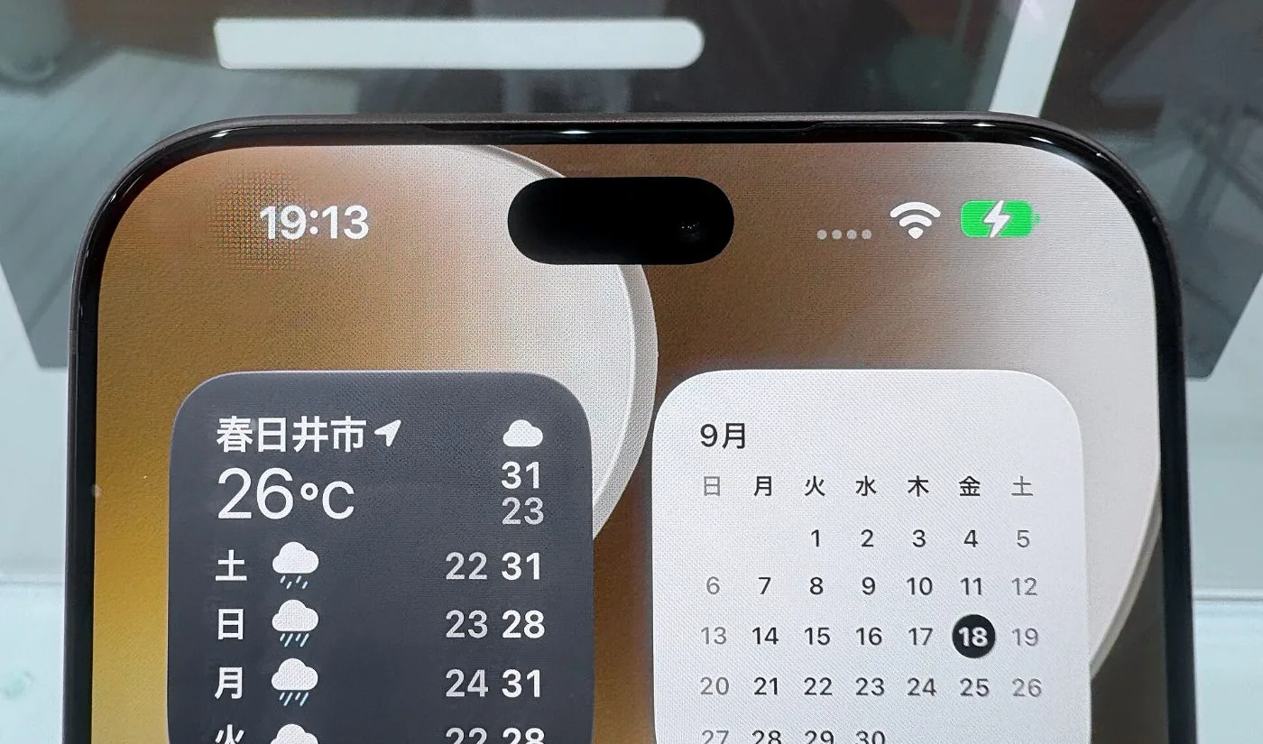 Чёрный Dynamic Island в форме таблетки в верхней части экрана iPhone