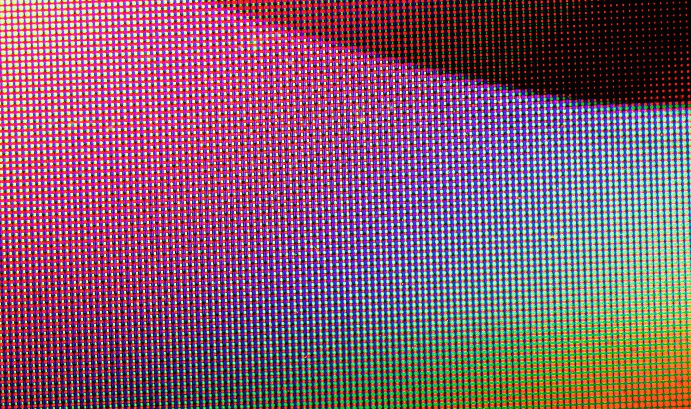 Красные, зелёные и синие пиксели OLED-экрана крупным планом