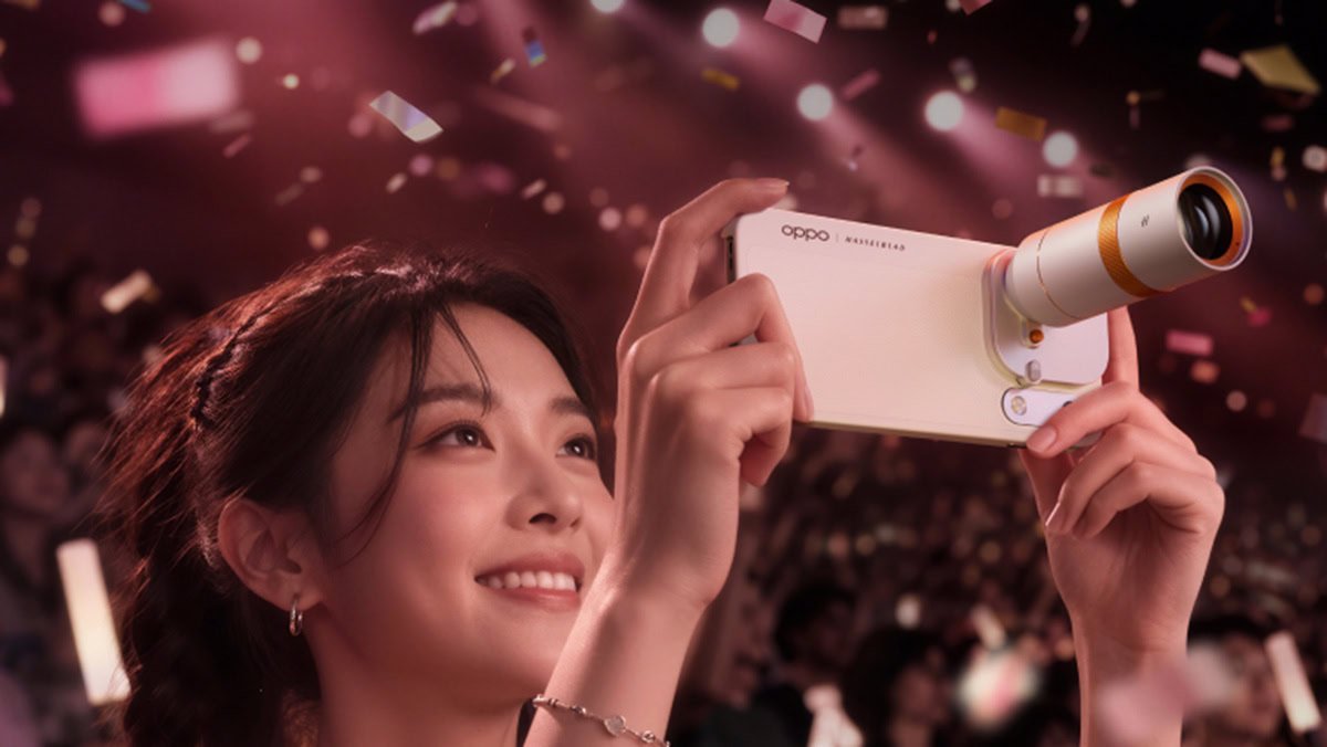 Wanita merakam konsert menggunakan OPPO Find X10 Pro Max dengan Hasselblad Teleconverter Kit