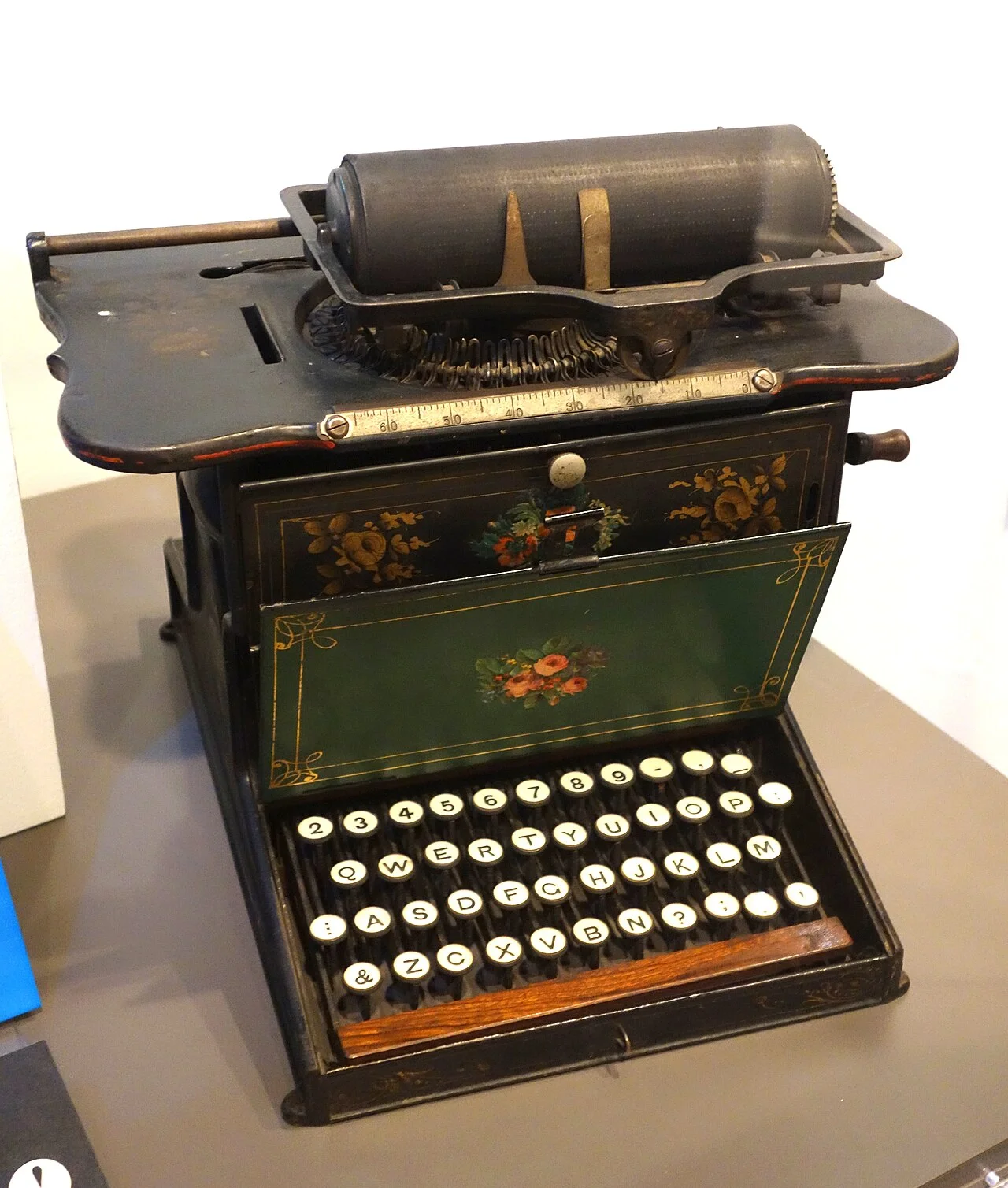 Пишущая машинка Remington No. 1, модель Sholes & Glidden, в Историческом музее Висконсина