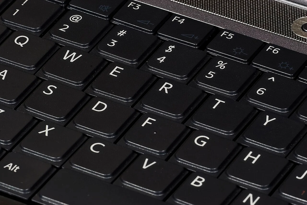 Papan kekunci komputer dengan susunan QWERTY