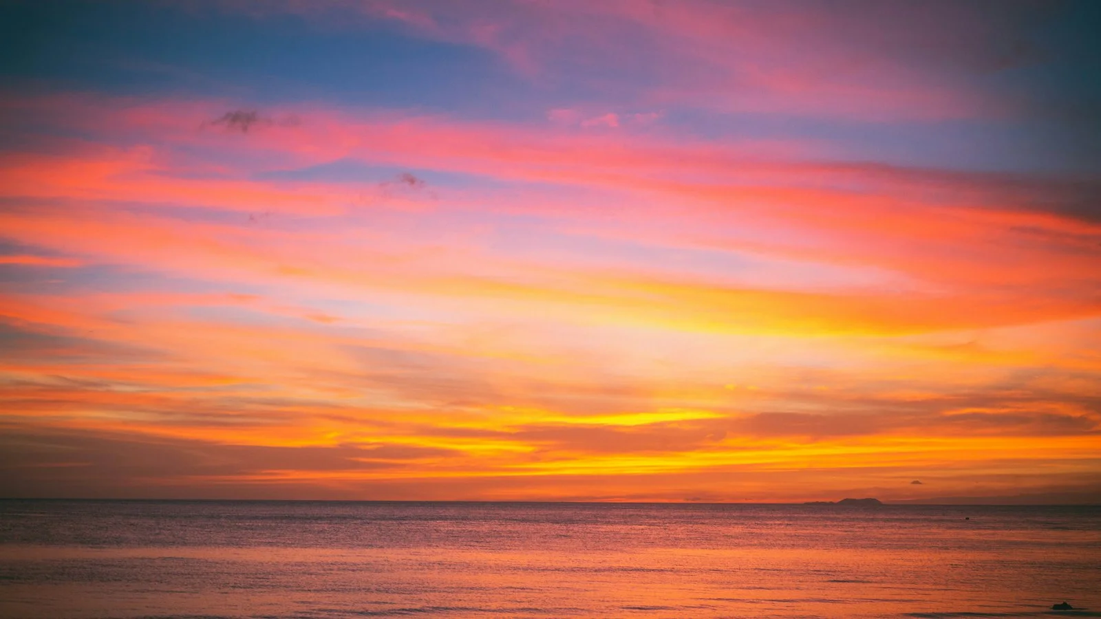Langit senja di pantai, biru di atas dan bertukar oren serta merah jambu di kaki langit