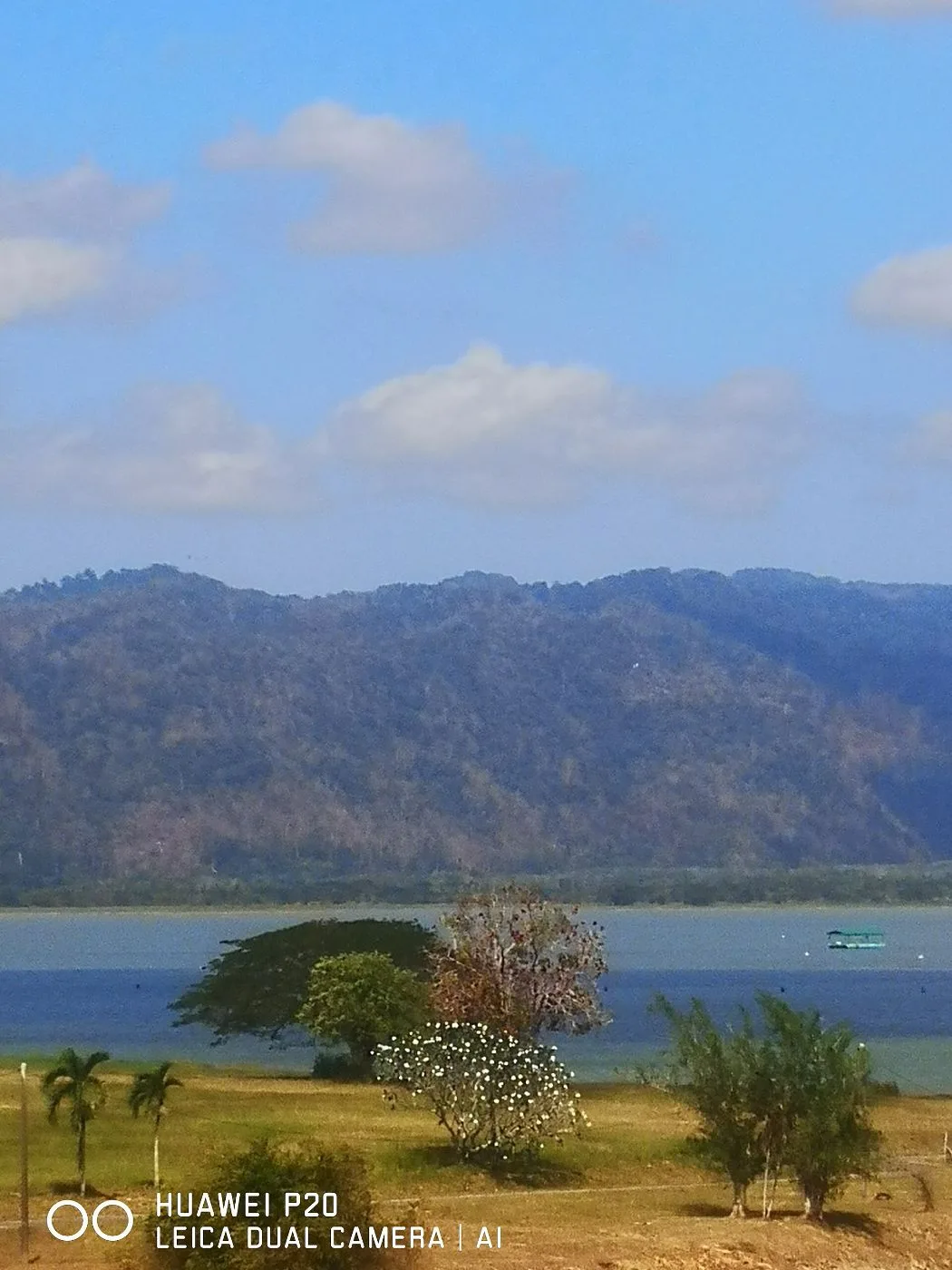 Empangan Timah Tasoh di Perlis dengan bukit-bukau di belakang