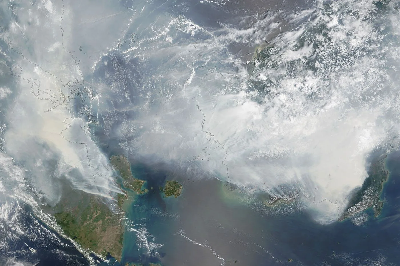 Imej satelit Asia Tenggara diselubungi jerebu tebal berwarna kelabu pada September 2015