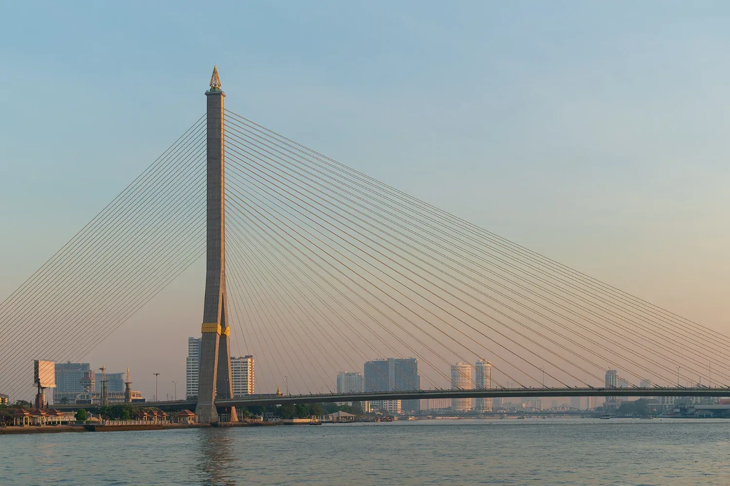 Jambatan Rama VIII di Bangkok dengan langit pagi berwarna lembut semasa matahari terbit