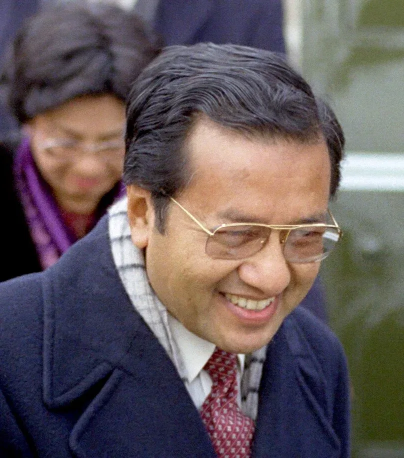 Tun Dr Mahathir Mohamad tersenyum dalam lawatan rasmi pada tahun 1984
